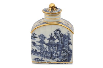 Lot 374 - A CHINESE BLUE AND WHITE TEA CADDY AND COVER.