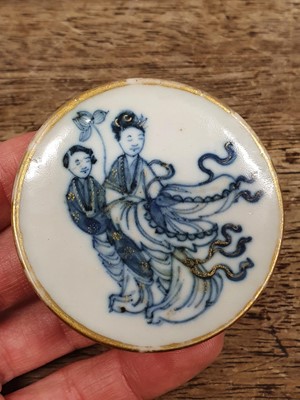 Lot 409 - A SMALL CHINESE BISCUIT SNUFF TRAY.