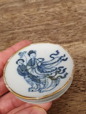 Lot 409 - A SMALL CHINESE BISCUIT SNUFF TRAY.