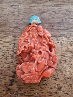 Lot 111 - λ A CHINESE CORAL SNUFF BOTTLE.
