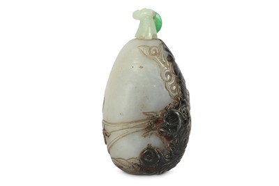 Lot 169 - A CHINESE GREY JADE 'DRAGON AND CARP' SNUFF BOTTLE.