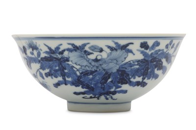 Lot 172 - A CHINESE BLUE AND WHITE 'FLOWERS' BOWL.
