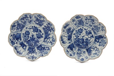 Lot 173 - A PAIR OF CHINESE BLUE AND WHITE 'LOTUS' DISHES.