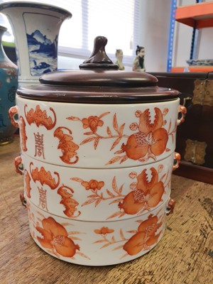 Lot 100 - A CHINESE PORCELAIN 'PEACH AND BAT' THREE-TIERED BOX.