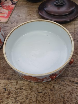 Lot 100 - A CHINESE PORCELAIN 'PEACH AND BAT' THREE-TIERED BOX.