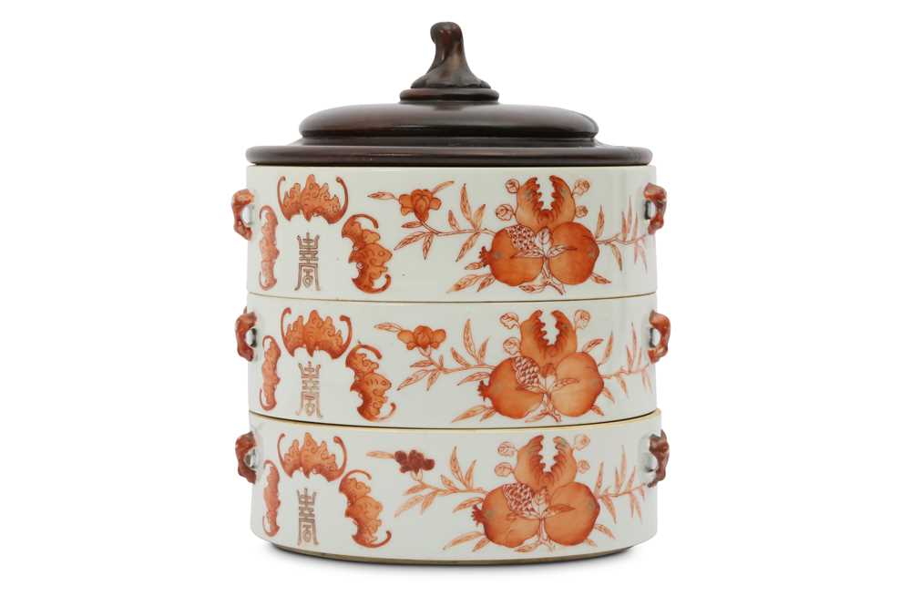 Lot 100 - A CHINESE PORCELAIN 'PEACH AND BAT' THREE-TIERED BOX.