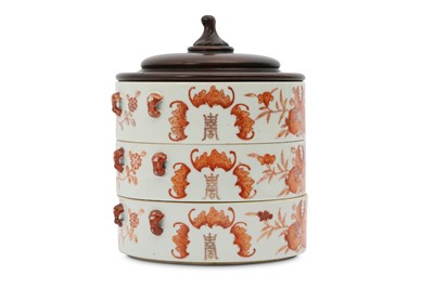 Lot 100 - A CHINESE PORCELAIN 'PEACH AND BAT' THREE-TIERED BOX.