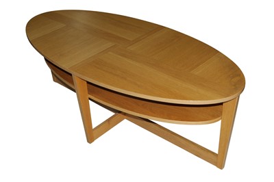 Lot 73 - A CONTEMPORARY OVAL SOLID OAK AND OAK VENEERED ON CHIPBOARD COFFEE TABLE