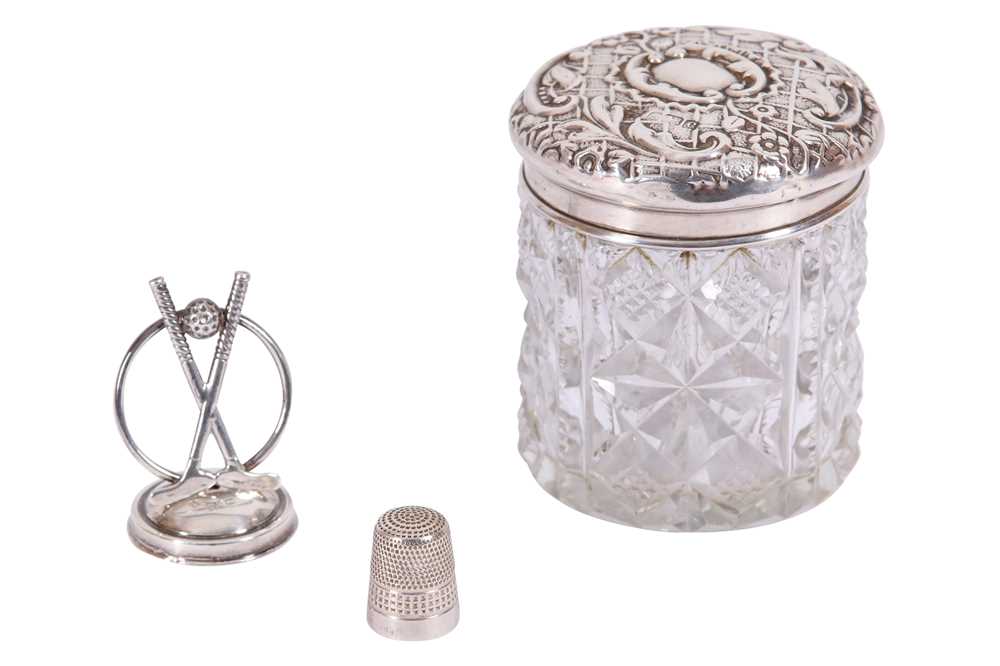 Lot 6 - AN EDWARDIAN DRESSING TABLE JAR WITH A STERLING SILVER LID