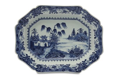 Lot 620 - A CHINESE BLUE AND WHITE TUREEN STAND.