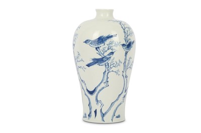 Lot 1116 - A CHINESE BLUE AND WHITE 'BIRDS' VASE, MEIPING.