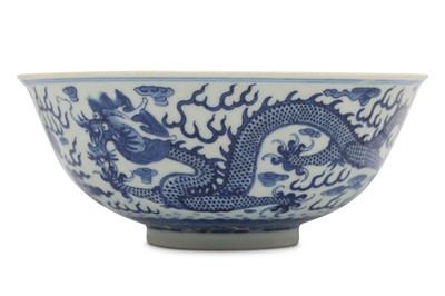 Lot 544 - A CHINESE BLUE AND WHITE 'DRAGON' BOWL.