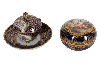 Lot 253 - A MEISSEN CUSTARD CUP AND COVER...