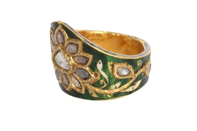 Lot 117 - A POLKI DIAMOND-ENCRUSTED AND POLYCHROME-ENAMELLED GOLD ARCHER RING