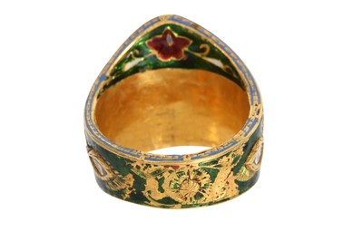 Lot 117 - A POLKI DIAMOND-ENCRUSTED AND POLYCHROME-ENAMELLED GOLD ARCHER RING