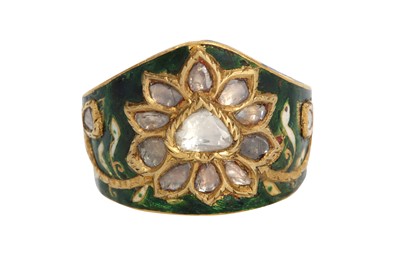 Lot 117 - A POLKI DIAMOND-ENCRUSTED AND POLYCHROME-ENAMELLED GOLD ARCHER RING