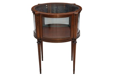 Lot 30 - AN OVAL MAHOGANY VITRINE, IN THE NEOCLASSICAL TASTE, EARLY 20TH CENTURY