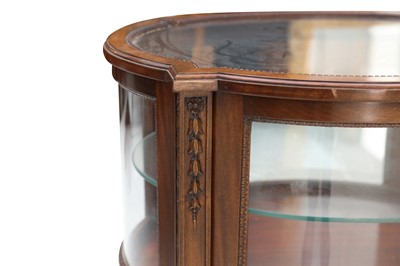 Lot 30 - AN OVAL MAHOGANY VITRINE, IN THE NEOCLASSICAL TASTE, EARLY 20TH CENTURY