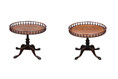 Lot 6 - A PAIR OF MAHOGANY OVAL TRAY TOP TABLES, IN THE GEORGE III STYLE
