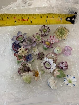 Lot 84 - A VERY LARGE COLLECTION OF 19TH  CENTURY AND LATER VINCENNES STYLE PORCELAIN FLOWERS