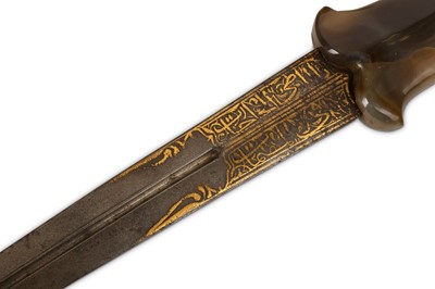 Lot 36 - AN 18TH / 19TH CENTURY OTTOMAN DAGGER WITH AGATE HANDLE