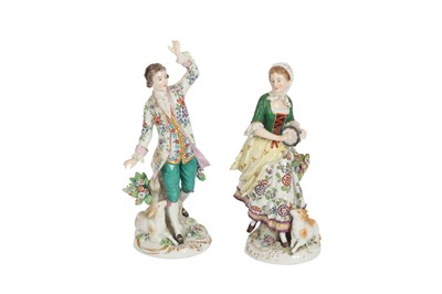Lot 326 - A PAIR OF CHELSEA STYLE PORCELAIN FIGURES, LATE 19TH/EARLY 20TH CENTURY