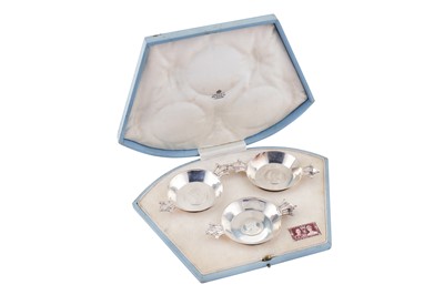 Lot 52 - A CASED SET OF GEORGE VI STERLING SILVER ROYAL COMMEMORATIVE DISHES, LONDON 1936 BY ROBERT EDGAR STONE (1903-1990)