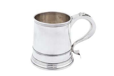 Lot 385 - A George I provincial sterling silver mug / tankard, Newcastle 1725 by John Carnaby (free. 5th May 1718)