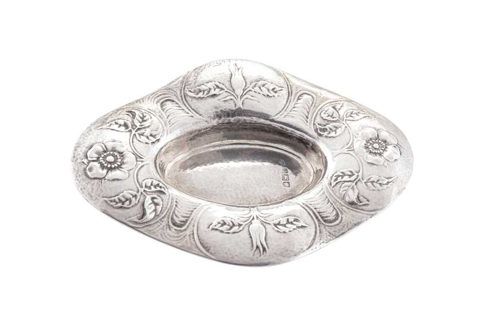 Lot 264 - An Edwardian 'Arts and Crafts' sterling silver dish, London 1902 by Gilbert Marks