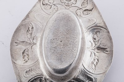 Lot 264 - An Edwardian 'Arts and Crafts' sterling silver dish, London 1902 by Gilbert Marks