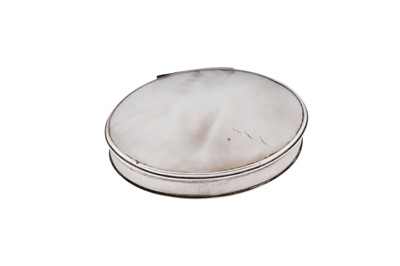 Lot 103 - A George II unmarked silver and mother of pearl small snuff box, circa 1730