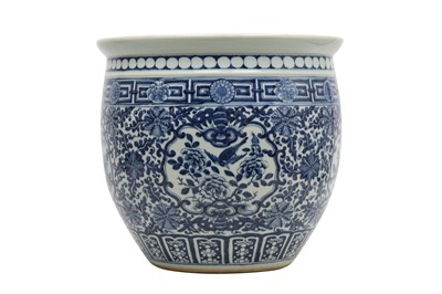 Lot 953 - A CHINESE BLUE AND WHITE FISHBOWL.