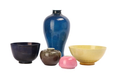 Lot 793 - A COLLECTION OF FIVE CHINESE MONOCHROME WARES.
