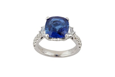 Lot 114 - A sapphire and diamond ring