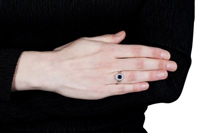 Lot 117 - A sapphire and diamond cluster ring