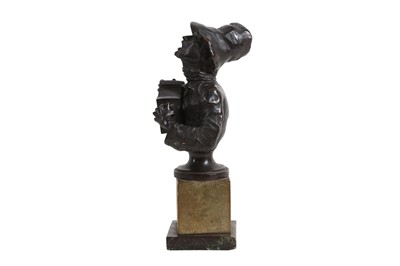 Lot 137 - A LATE 19TH / EARLY 20TH CENTURY BRONZE HALF LENGTH FIGURE OF A MAN PLAYING AN ACCORDIAN