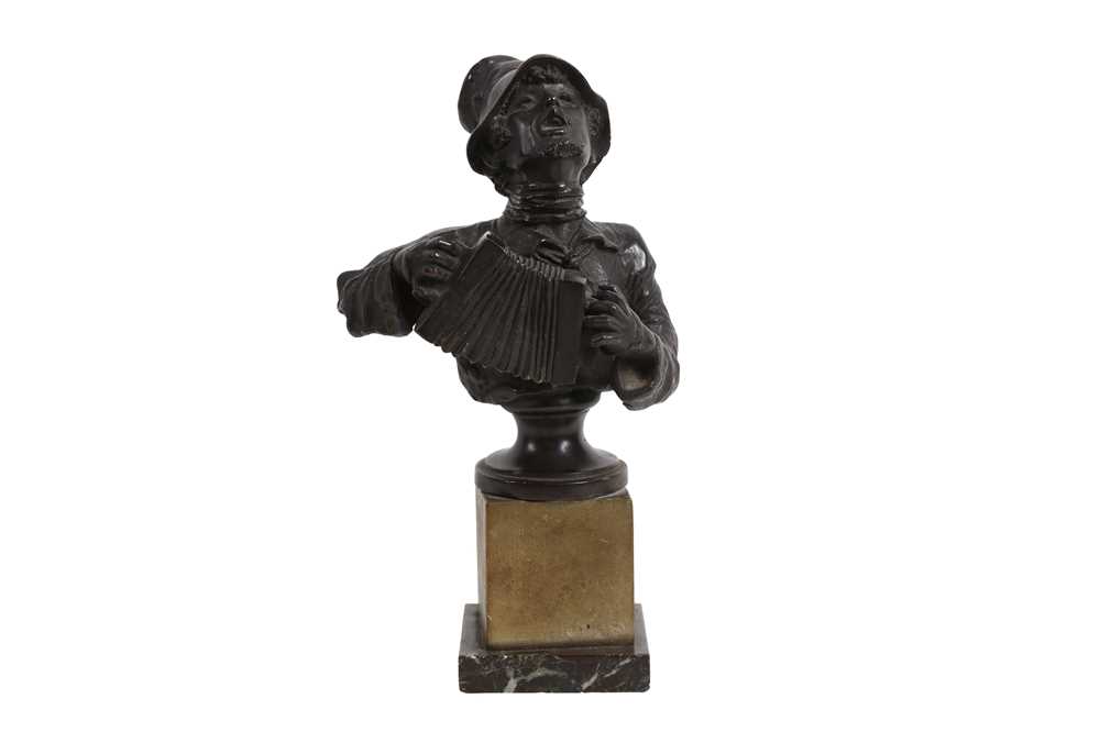 Lot 137 - A LATE 19TH / EARLY 20TH CENTURY BRONZE HALF LENGTH FIGURE OF A MAN PLAYING AN ACCORDIAN