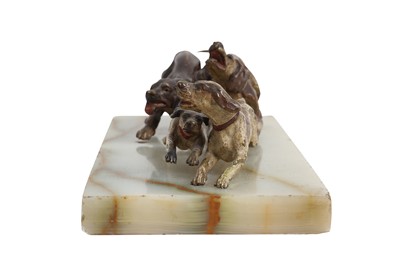 Lot 139 - AN EARLY 20TH CENTURY AUSTRIAN COLD PAINTED BRONZE MODEL OF HOUNDS