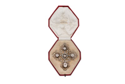 Lot 128 - A silver and paste pendant / brooch, circa 1800