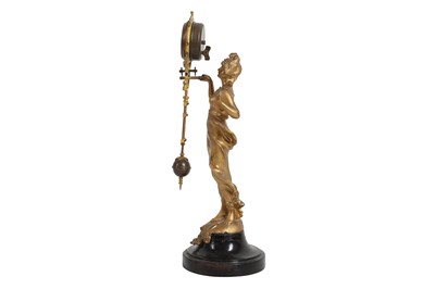 Lot 208 - AN EARLY 20TH CENTURY GILT SPELTER FIGURAL SWINGING PENDULUM CLOCK BY JUNGHANS