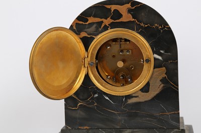Lot 117 - A TIFFANY AND CO. BROWN MARBLE AND GILT METAL MANTEL CLOCK