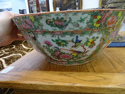 Lot 170 - A CHINESE CANTON PORCELAIN BOWL, 19TH CENTURY