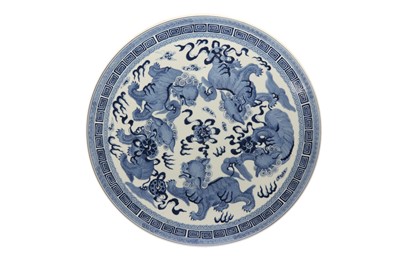 Lot 188 - A LARGE CHINESE CIRCULAR BLUE AND WHITE 'LION DOGS' PLAQUE.