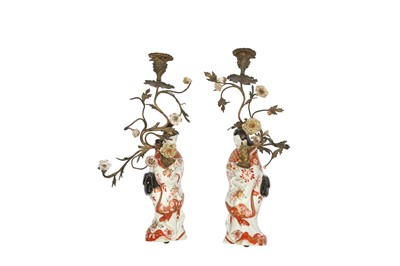 Lot 352 - A PAIR OF IMARI BIJIN WALL CANDLE HOLDERS.