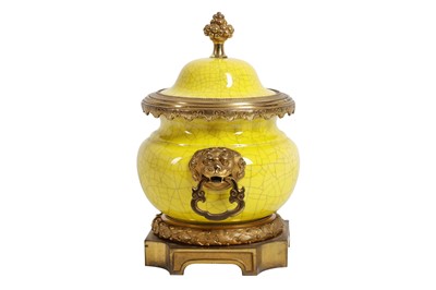 Lot 101 - A LATE 19TH / EARLY 20TH CENTURY CHINESE PORCELAIN INCENSE BURNER WITH FRENCH GILT BRONZE MOUNTS
