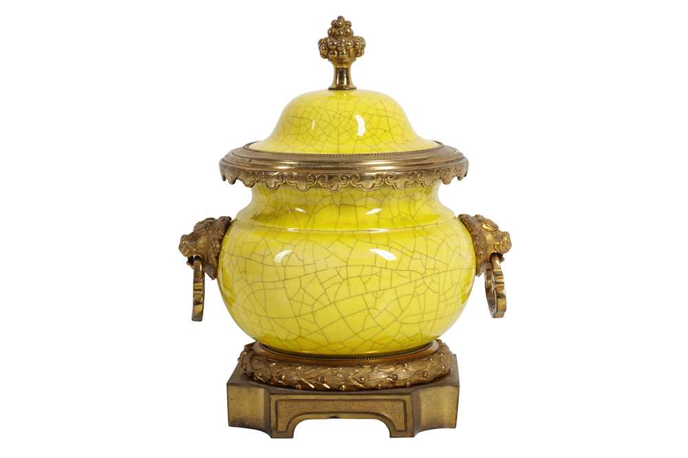 Lot 101 - A LATE 19TH / EARLY 20TH CENTURY CHINESE PORCELAIN INCENSE BURNER WITH FRENCH GILT BRONZE MOUNTS