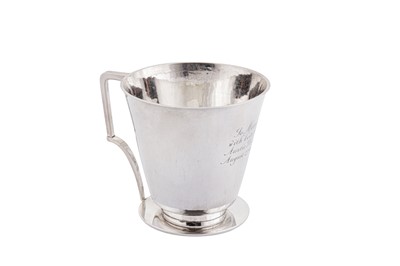 Lot 426 - A George VI Art Deco sterling silver mug, London 1943 by the Central School of Arts & Crafts