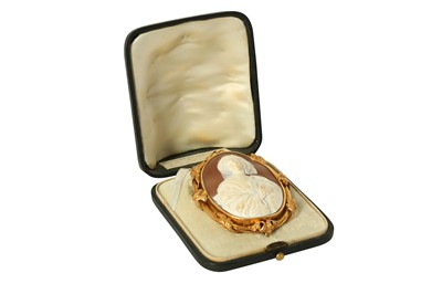 Lot 109 - AN ORIENTALIST AGATE CAMEO BROOCH WITH SULTANA