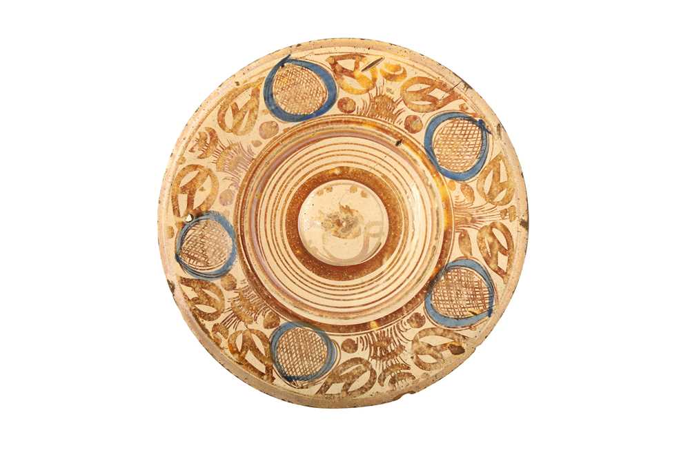 Lot 88 - AN HISPANO-MORESQUE COPPER LUSTRE-PAINTED POTTERY CHARGER