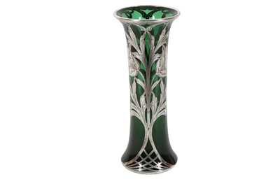 Lot 188 - AN EARLY 20TH CENTURY AMERICAN SILVER AND OVERLAY GLASS VASE BY ALVIN CORPORATION
